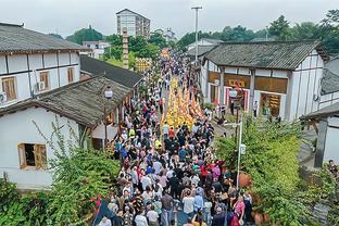 太阳报：瓦拉内晒在滑雪场照片，回曼联后肯定会被问还可能受罚